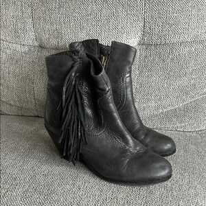 Women's Sam Edelman “Louie” Black Leather Ankle Fringe Bootie, size 9 (39)
